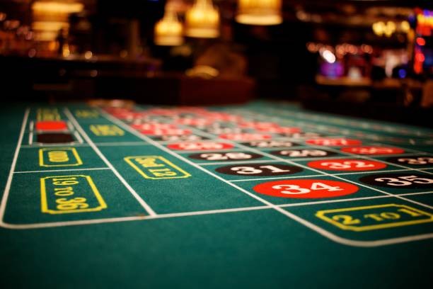 Live dealer revealing cards at Three Card Poker table on suduttoto